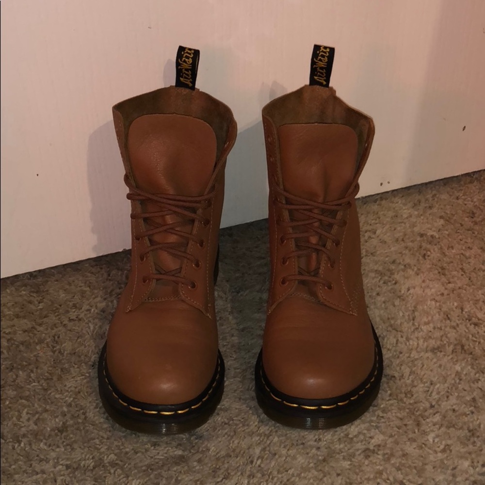 Dr. Martens Pascal Virginia 8 Eye Boots